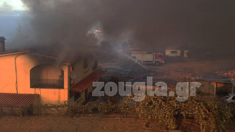 Πώς έζωσαν και τελικά έκαψαν οι φλόγες ένα σπίτι στον Κάλαμο