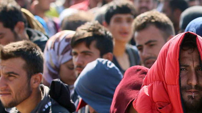 Άρχισε η μεταφορά ανταρτών και προσφύγων από τον Λίβανο προς τη Συρία