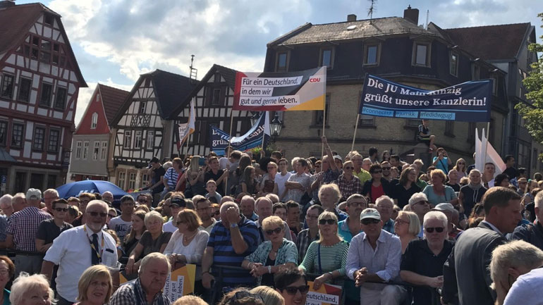 Γερμανία: Γιουχαϊσματα και αποδοκιμασίες από υποστηρικτές του αντιμεταναστευτικού AfD εναντίον της Μέρκελ