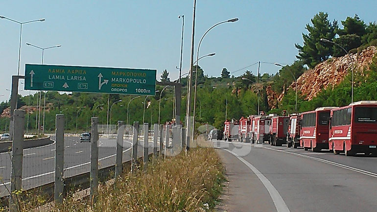 'Γραμμή άμυνας', η Εθνική Οδός, στην πλευρά της οποίας καταφθάνουν οι φλόγες. Αν περάσουν, η κατάσταση θα γίνει πολύ χειρότερη για το σύνολο του λεκανοπεδίου