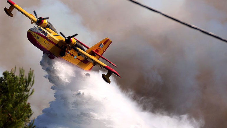 Μόλις 5 από τα 18 Canadair πετούν για να σβήσουν τις φωτιές