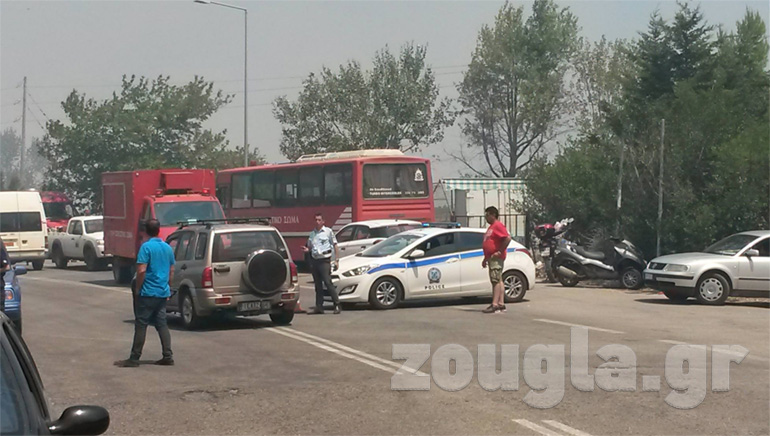 Ισχυρές δυνάμεις των αρχών στο σημείο για να κρατούν μακριά από τις φλόγες τους πολίτες