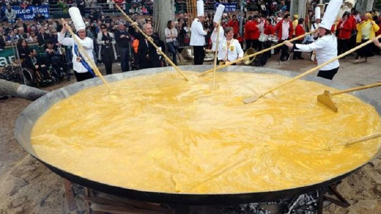 Βέλγιο: Αψήφησαν το σκάνδαλο με τα μολυσμένα αυγά και μαγείρεψαν ομελέτα από… 10.000 αυγά