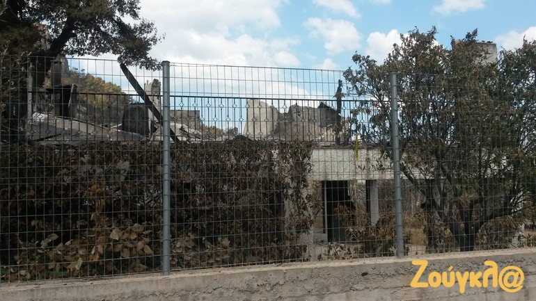 Ένα από τα σπίτια τα οποία παραδόθηκαν στις φλόγες