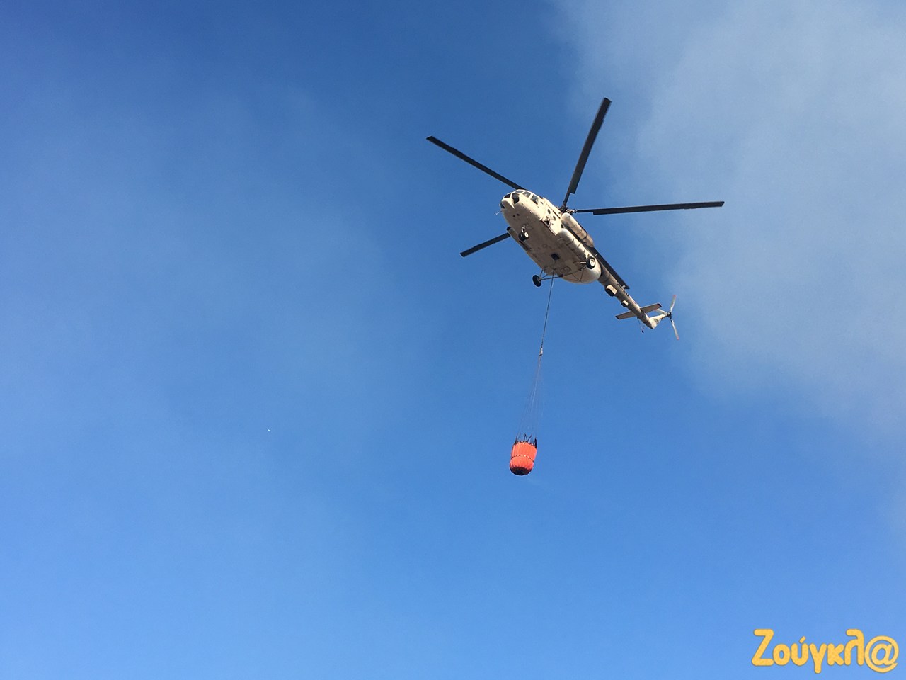 Συνεχίζονται οι ρίψεις από τα εναέρια μέσα