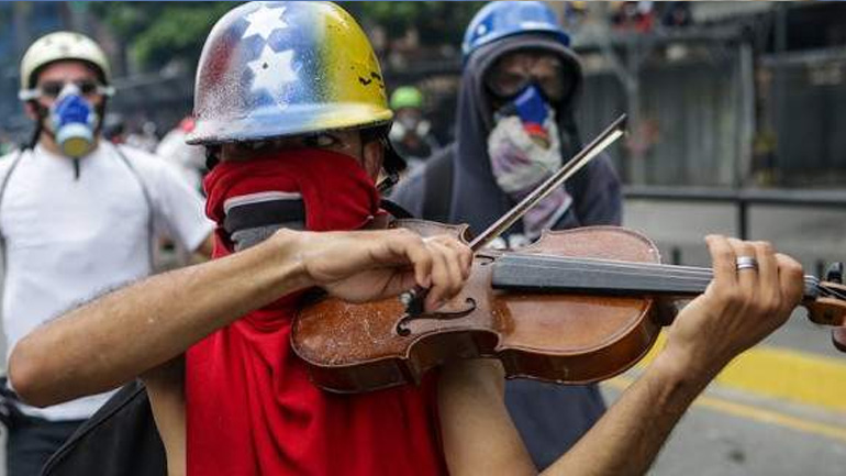Ελεύθερος ο νεαρός βιολιστής των διαδηλώσεων της Βενεζουέλας