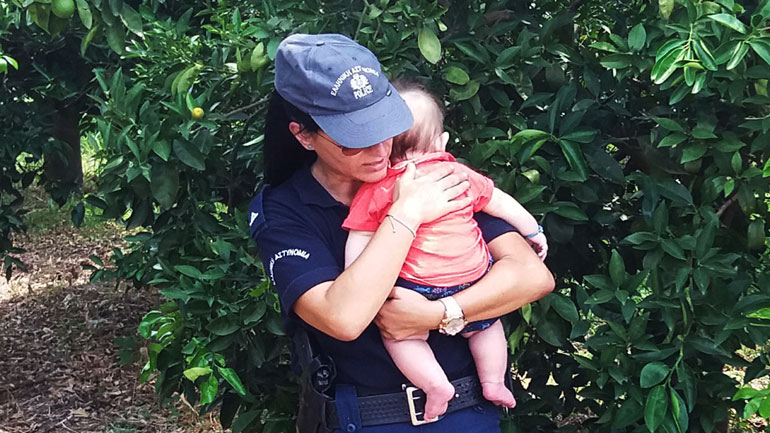 Ναύπλιο: Αστυνομικός γίνεται “μητέρα”, μετά από σοβαρό τροχαίο των γονιών του μωρού