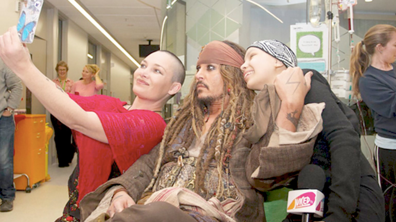 Ο Τζόνι Ντεμπ ως Τζακ Σπάροου εμψυχώνει άρρωστα παιδιά