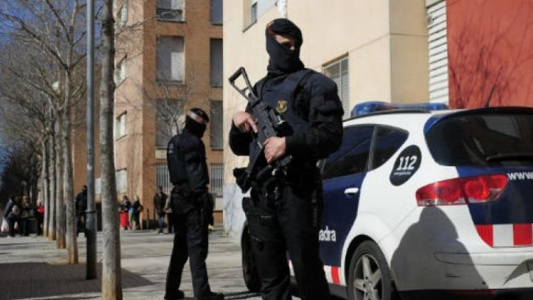 Θρίλερ με επιθέσεις ΙΧ σε αστυνομικούς στη Βαρκελώνη