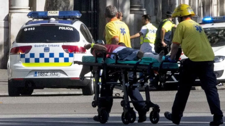 Νεκρός σε ανταλλαγή πυρών με αστυνομικούς ο ένας από τους δράστες της επίθεσης στη Βαρκελώνη