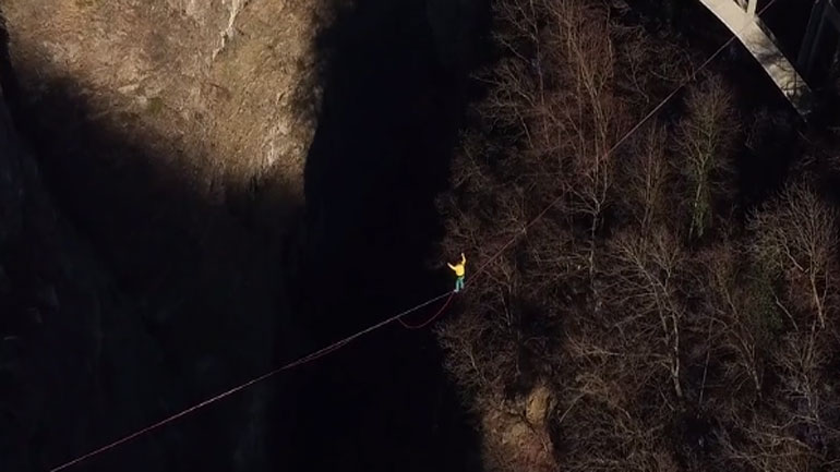 Με… κομμένη την ανάσα: Διέσχισε γκρεμό, πάνω σε ένα λεπτό σκοινί, με κλειστά τα μάτια!