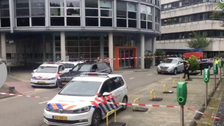 Αίσιο τέλος στην ομηρία σε ραδιοφωνικό σταθμό της Ολλανδίας – Χειροπέδες στον δράστη