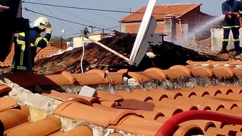 Κομοτηνή: Στις φλόγες τυλίχθηκε το σπίτι οκταμελούς οικογένειας