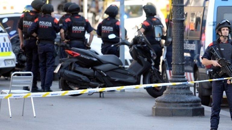 Οι Αρχές της Βαρκελώνης προσπαθούν να λύσουν το μυστήριο με τον άνδρα που βρέθηκε μαχαιρωμένος σε αυτοκίνητο