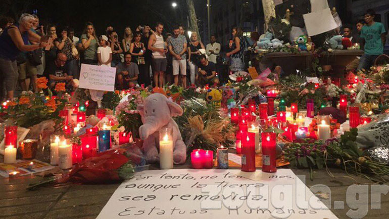 Πλήθος κόσμου με κεράκια στα χέρια στο σημείο της τρομοκρατικής επίθεσης στη Βαρκελώνη