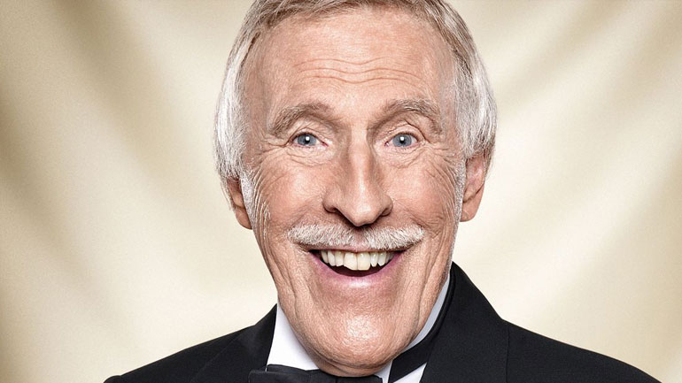 Πέθανε ο πασίγνωστος παρουσιαστής της βρετανικής τηλεόρασης, Μπρους Φόρσαϊθ