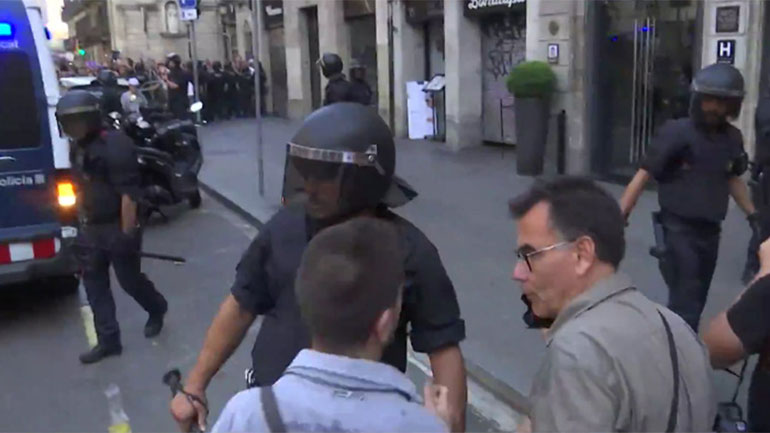 Επεισόδια ακροδεξιών και ακροαριστερών στη Βαρκελώνη μετά το χτύπημα