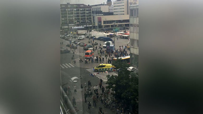 Επίθεση τζιχαντιστών με μαχαίρι και στη Φινλανδία: 2 νεκροί και 8 τραυματίες Επίθεση τζιχαντιστών με μαχαίρι και στη Φινλανδία: 2 νεκροί και 8 τραυματίες