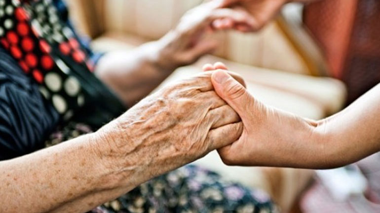 Ηράκλειο: Έβαλε κάμερες και είδε την ανήμπορη μητέρα της να κακοποιείται!