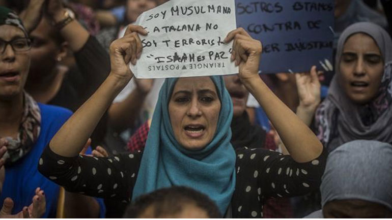 Διαδήλωση μουσουλμάνων στους δρόμους της Βαρκελώνης κατά της τρομοκρατίας