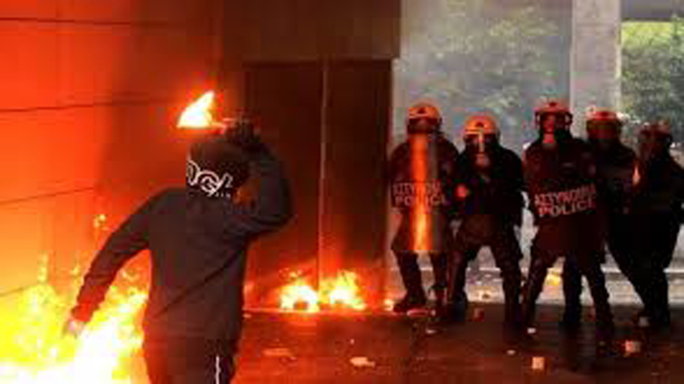 Επίθεση με μολότοφ κατά αστυνομικής δύναμης Επίθεση με μολότοφ κατά αστυνομικής δύναμης
