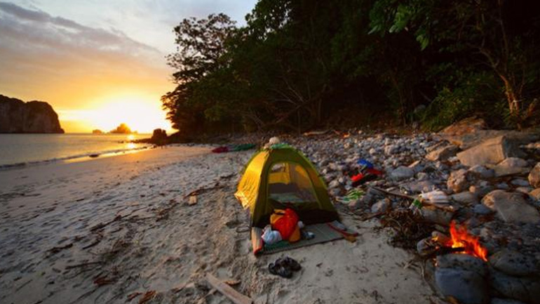 Νέες συλλήψεις για παράνομο κάμπινγκ σε Κασσάνδρα και Σιθωνία