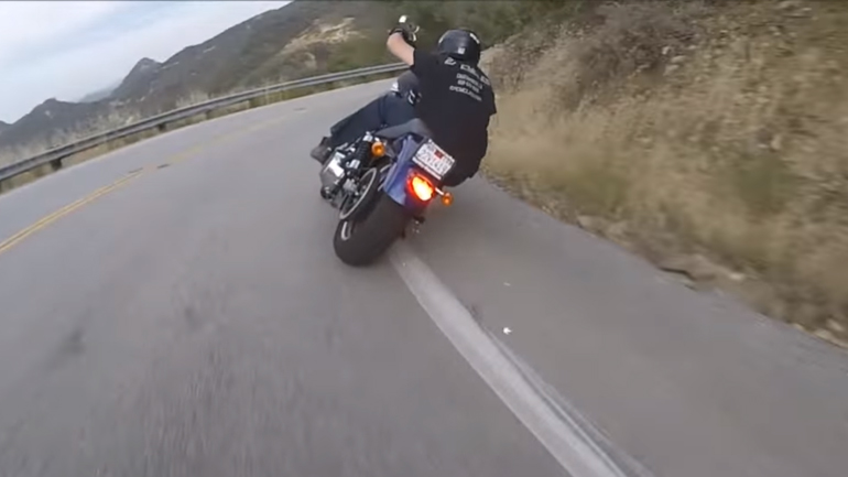 Με Harley και γόνατο ..κάτω!