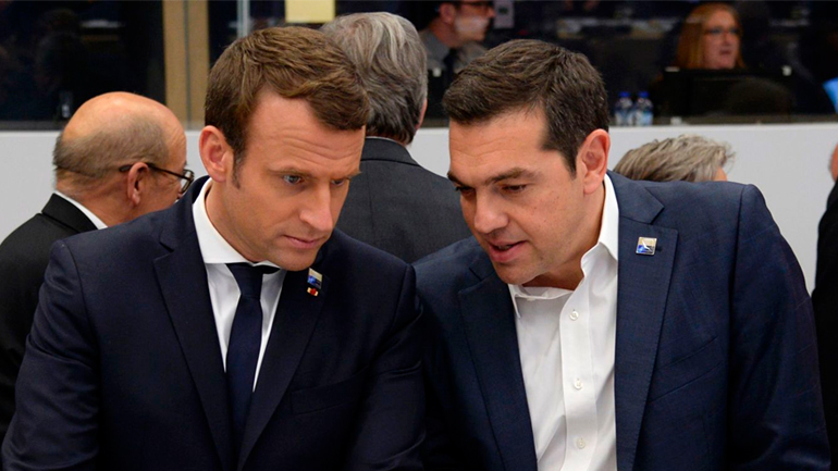 Στρώνουν τα κόκκινα χαλιά