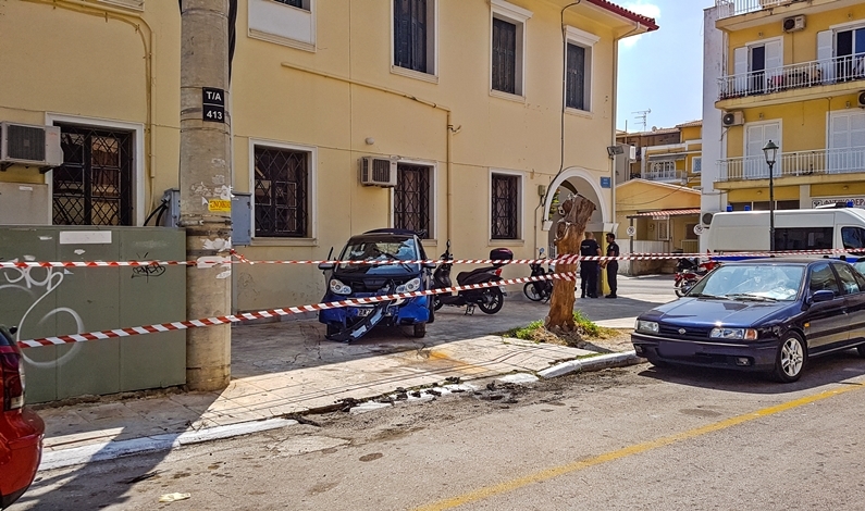 Το αμάξι του θύματος έξω από την Αστυνομική Διεύθυνση Ζακύνθου
