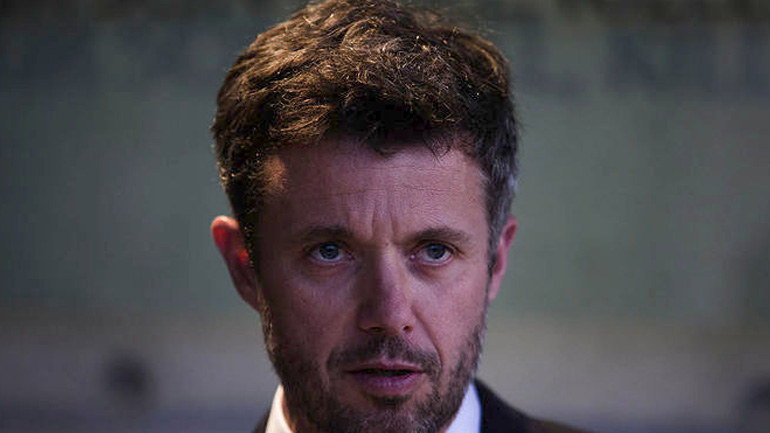 Ο πρίγκιπας – διάδοχος της Δανίας Φρέντερικ «έφαγε πόρτα» σε παμπ