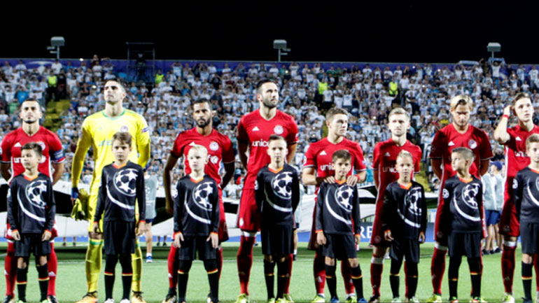 Οι παίκτες του Ολυμπιακού λίγο πριν τη σέντρα της αναμέτρησης