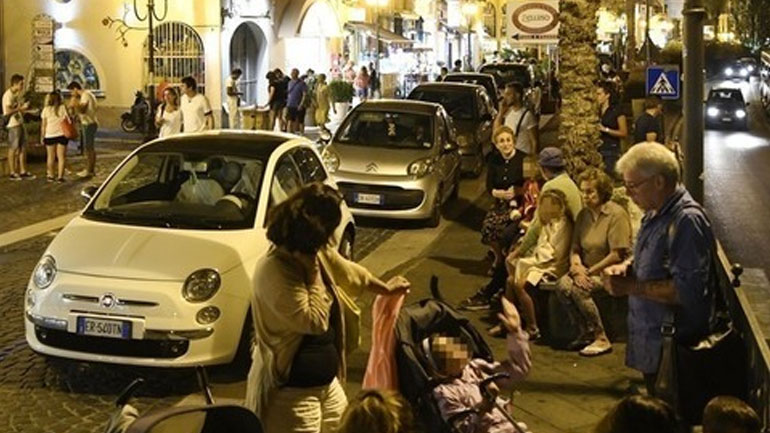 Συνεχίζονται οι απεγκλωβισμοί κατοίκων στην Ίσκια μετά τον σεισμό