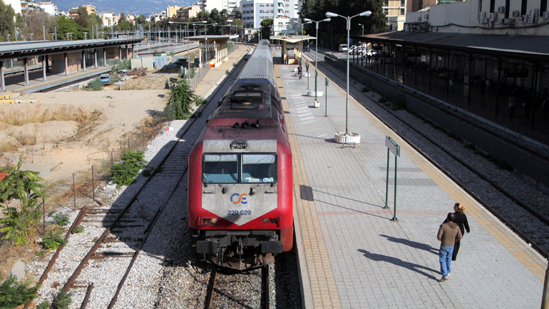 Βλέπουν τα τρένα να περνούν