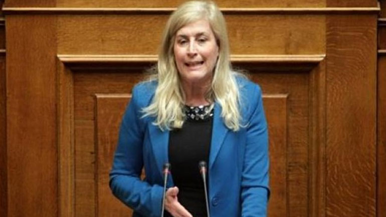 Την βρήκανε… μικρή και την βαράνε