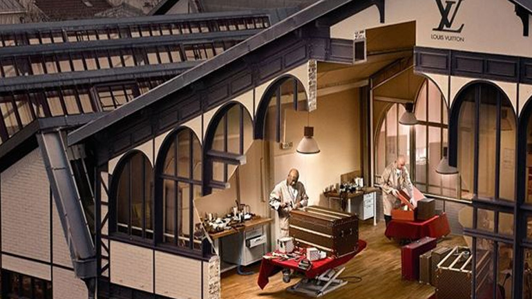 Μέσα στο ιστορικό ατελιέ του οίκου Louis Vuitton στο Παρίσι
