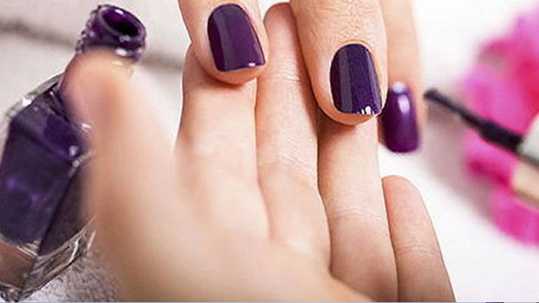 Πώς θα στεγνώσουν γρήγορα τα νύχια σου μετά το μανικιούρ