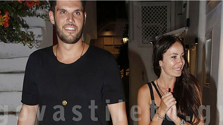 Στέλλα Γιαμπουρά & Κωνσταντίνος Δρούλιας: Ρομαντική βόλτα στα στενά της Μυκόνου Στέλλα Γιαμπουρά & Κωνσταντίνος Δρούλιας: Ρομαντική βόλτα στα στενά της Μυκόνου