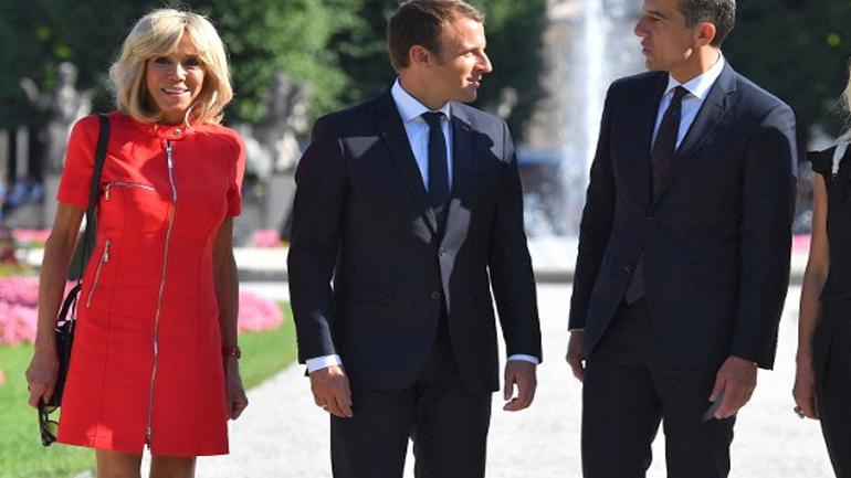 Θάμπωσε τους Αυστριακούς η Μπριζίτ Μακρόν με το κόκκινο μίνι της