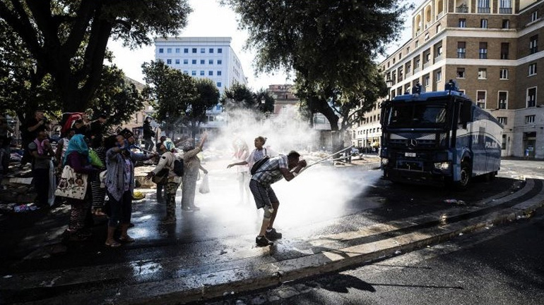 Κάνοντας χρήση αντλιών νερού απομάκρυνε η αστυνομία πρόσφυγες από κεντρική πλατεία της Ρώμης