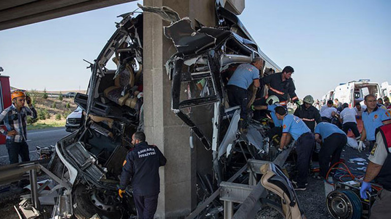 Πέντε νεκροί και πολλοί τραυματίες από πρόσκρουση υπεραστικού λεωφορείου στην Άγκυρα