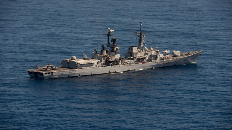 Το ιταλικό πολεμικό πλοίο «Luigi Durand de La Penne» καταπλέει στον Πειραιά