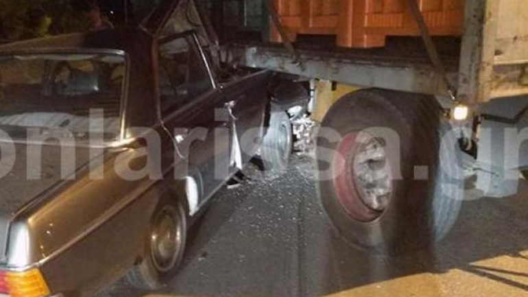 Αυτοκίνητο στη Λάρισα σφηνώθηκε κάτω από την καρότσα φορτηγού