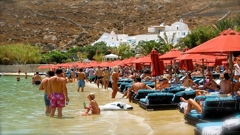 Γιατί έχουν ασύδοτους τους μπράβους στην Μύκονο