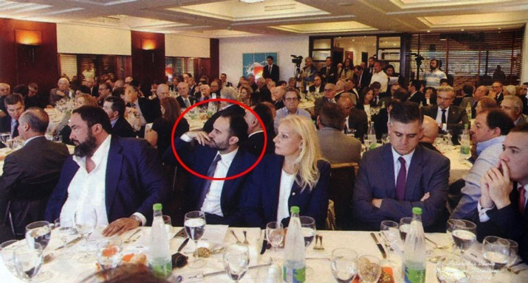 Ο κ. Μαρινάκης μαζί με τον κ. Ευάγγελο Μπαϊρακτάρη στη Ναυτιλιακή Λέσχη Πειραιώς κατά τη διάρκεια ομιλίας του Κυριάκου Μητσοτάκη στις 22 Μαΐου 2017)