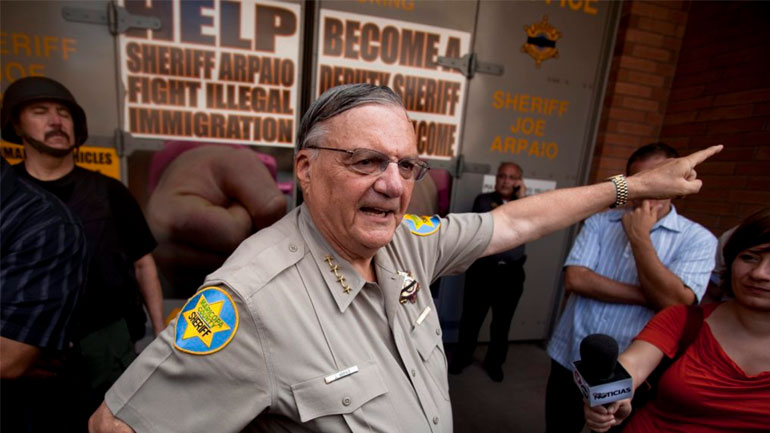 Ο Ντόναλντ Τραμπ απένειμε χάρη στον πρώην σερίφη Τζο Αρπάιο