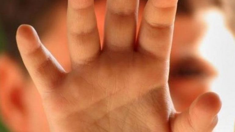 Σοκ για μητέρα στην Κρήτη: Άνδρας χτύπησε το παιδί της στην πλατεία!