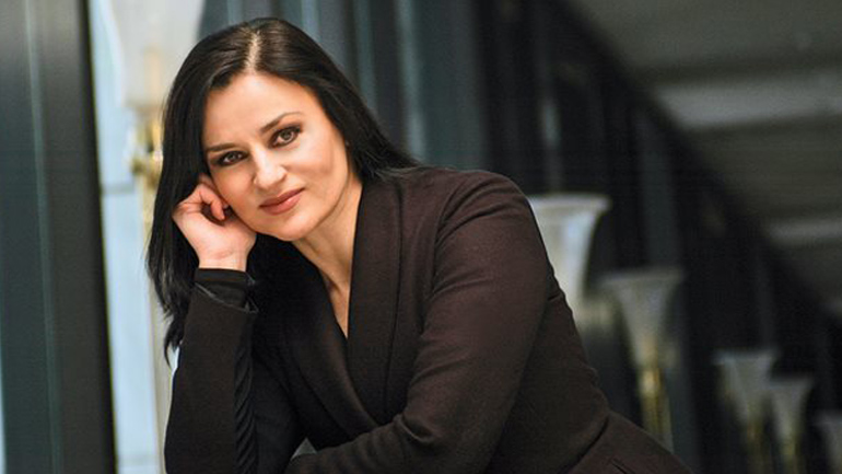 Καρυοφυλιά Καραμπέτη: «Είναι τιμή και ευλογία για έναν ηθοποιό να παίζει σε αρχαία θέατρα»