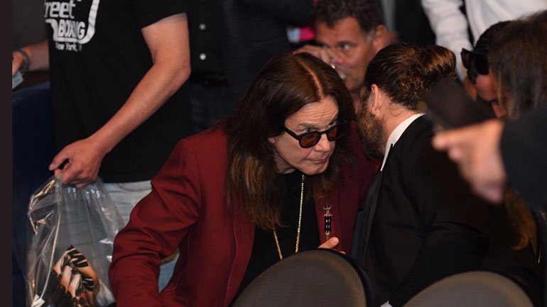 O Οzzy είναι ένας από τους πολλούς διασήμους που έχουν σπεύσει να παρακολουθούν διά ζώσης το μεγάλο παιχνίδι