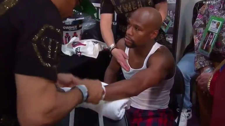 Δένουν τα χέρια του Μεϊγουέδερ