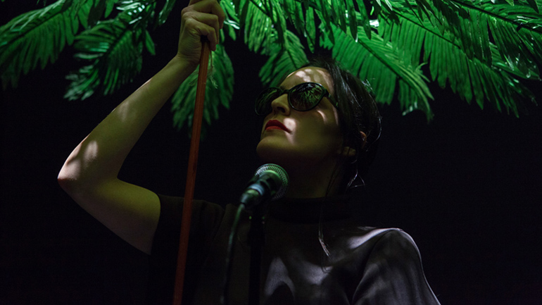 Τα «Δανεικά Παπούτσια» της Χριστίνας Μαξούρη  στο Θέατρο ΕΜΣ